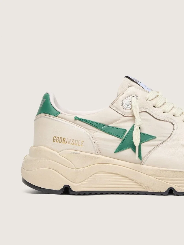 Damen-Sneaker „Running Sole“ aus cremefarbenem Nylon und Leder mit grünem Lederstern