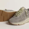 Damen-Sneaker „Running Sole“ aus grauem Wildleder mit grauem Wildlederstern und Fersenlasche