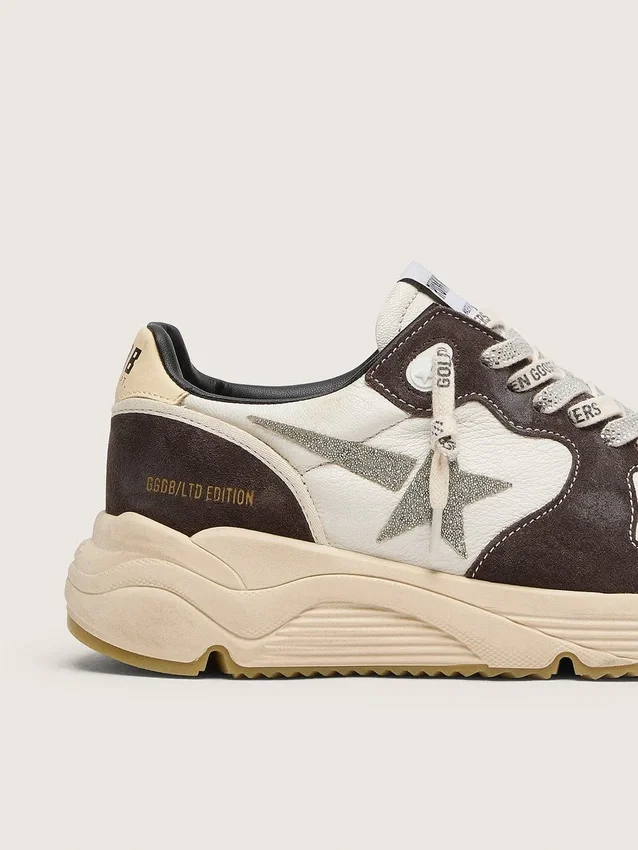 Damen-Sneaker „Running Sole“ aus Nappa und braunem Wildleder mit einem Stern aus Swarovski-Kristallen