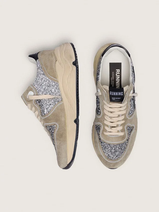 Damen-Sneaker „Running Sole“ in silbernem Glitzer und taubengrauem Wildleder