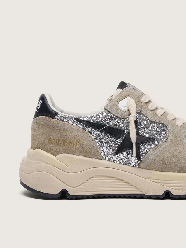 Damen-Sneaker „Running Sole“ in silbernem Glitzer und taubengrauem Wildleder