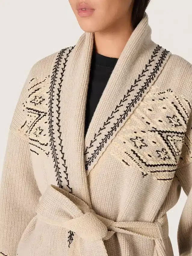 Damen-Strickjacke mit Gürtel aus beigem Wollgemisch mit Kontraststickerei