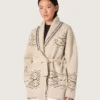 Damen-Strickjacke mit Gürtel aus beigem Wollgemisch mit Kontraststickerei