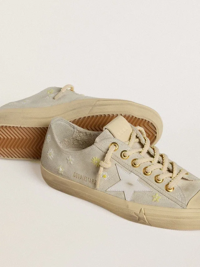 Damen-V-Star aus eisgrauem Wildleder mit weißem Lederstern und Blumenstickerei