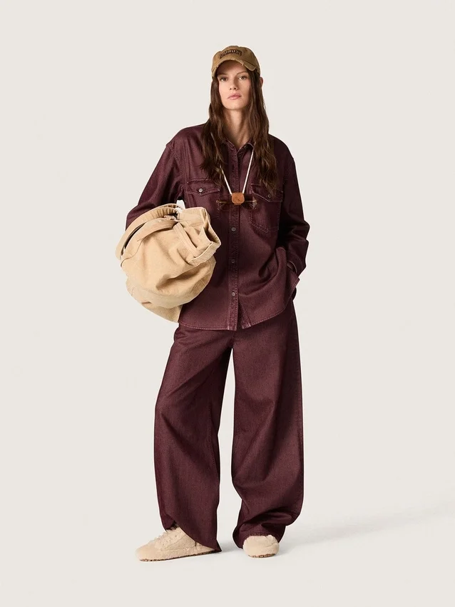 Damenjeans aus burgunderrotem Denim