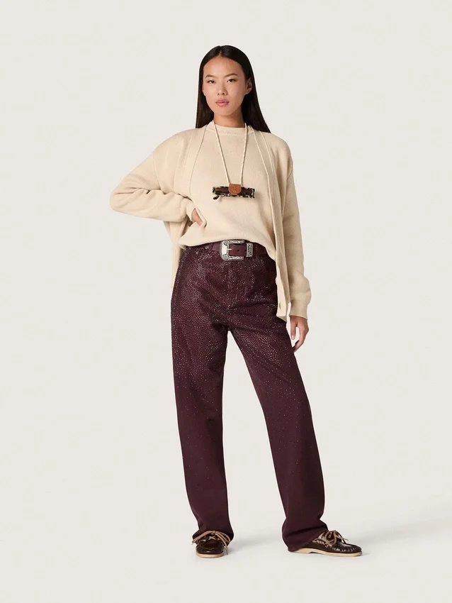 Damenjeans aus burgunderrotem Denim mit Kristallen in Farbverlauf
