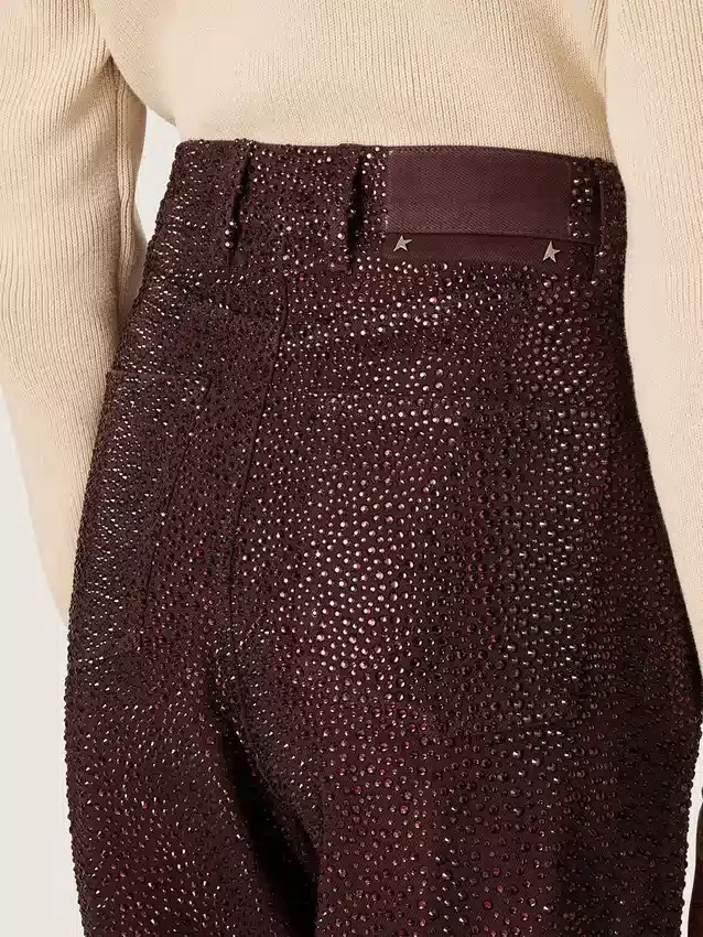 Damenjeans aus burgunderrotem Denim mit Kristallen in Farbverlauf