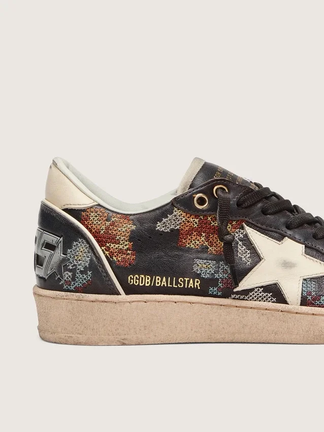Damenmodell „Ball Star LTD“ aus Ebenholz-Nappa mit mehrfarbiger Stickerei und weißem Stern