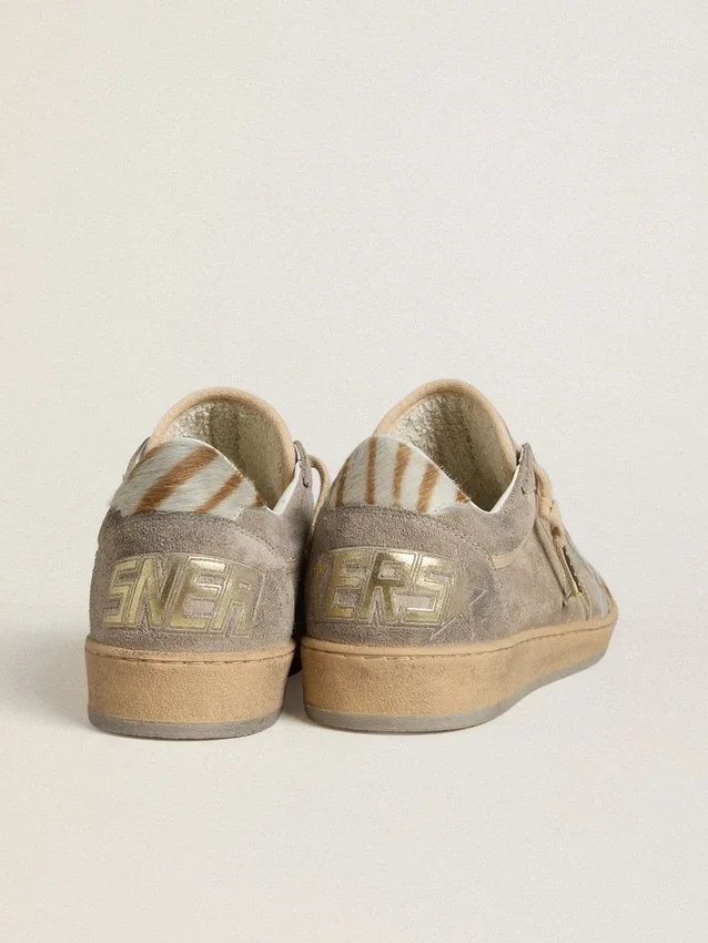 Damenmodell „Ball Star LTD“ aus Wildleder mit Stern aus Metallic-Leder und Fersenlasche aus Zebra-Ponyfell