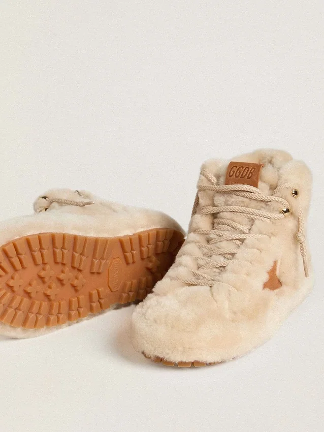 Damenmodell „Francy“ aus beigem Lammfell mit braunem Lederstern