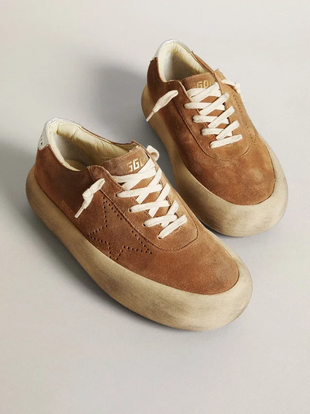 Damenmodell „Space-Star“ aus tabakfarbenem Wildleder mit perforiertem Stern