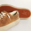 Damenmodell „Space-Star“ aus tabakfarbenem Wildleder mit perforiertem Stern