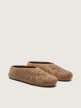 Damenmodell „Tierra“ aus tabakfarbenem Wildleder mit Blumenmotiv und Nieten