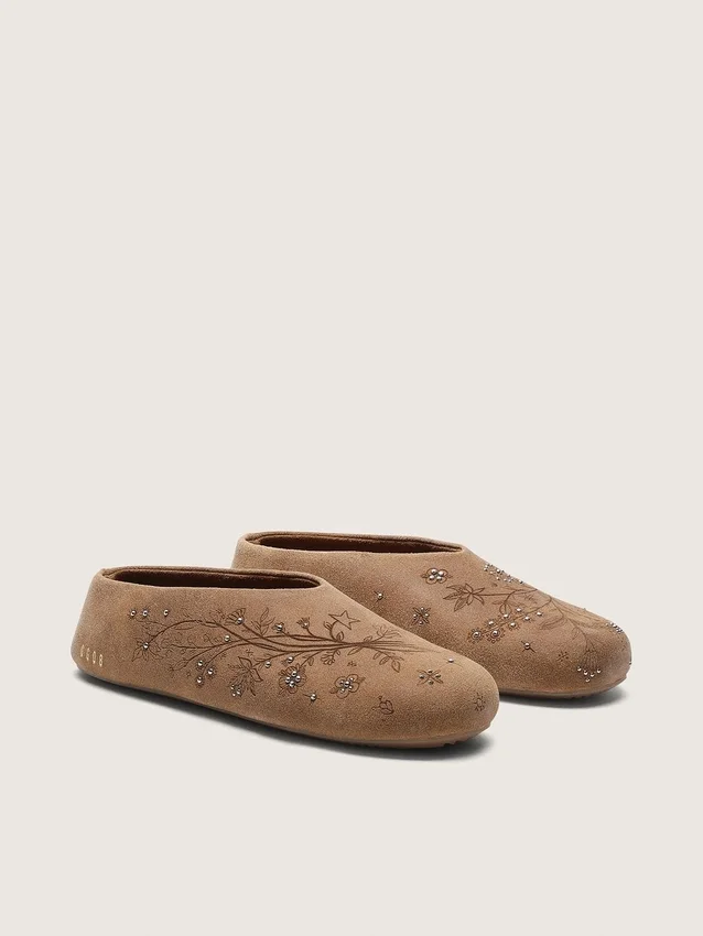 Damenmodell „Tierra“ aus tabakfarbenem Wildleder mit Blumenmotiv und Nieten
