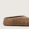 Damenmodell „Tierra“ aus tabakfarbenem Wildleder mit Blumenmotiv und Nieten