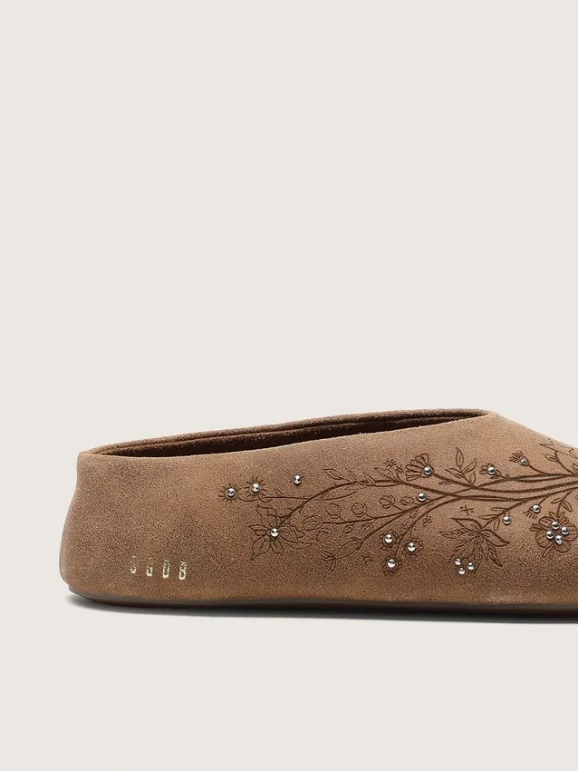 Damenmodell „Tierra“ aus tabakfarbenem Wildleder mit Blumenmotiv und Nieten