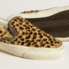 Damenmodell VCE Penstar aus Ponyfell mit Leopardenmuster und schwarzer Lederlasche an der Ferse