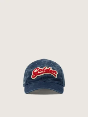 Denimblaue Baseballkappe mit rot-weißem „Golden“-Aufnäher aus Frottee
