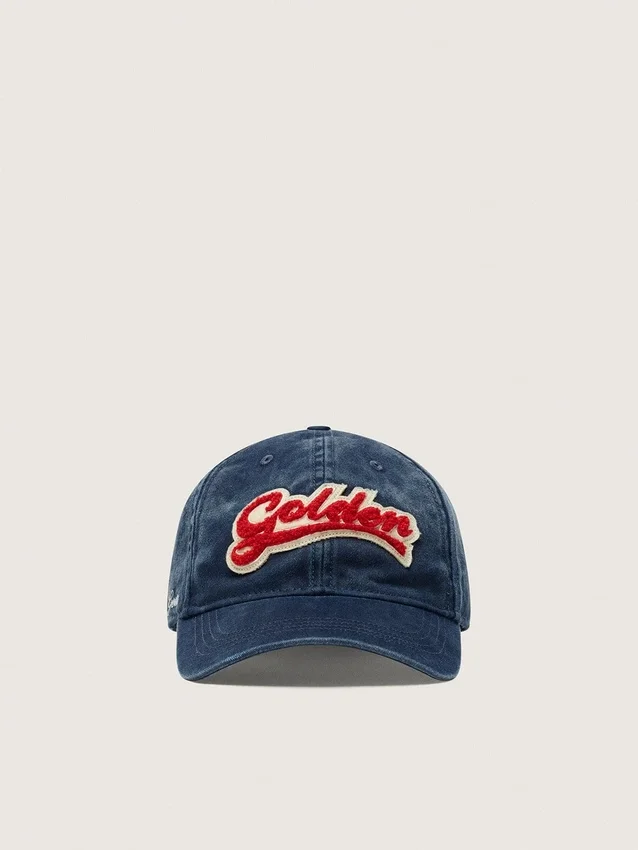 Denimblaue Baseballkappe mit rot-weißem „Golden“-Aufnäher aus Frottee