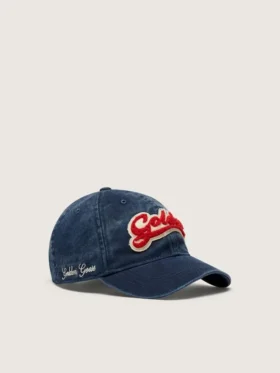 Denimblaue Baseballkappe mit rot-weißem „Golden“-Aufnäher aus Frottee