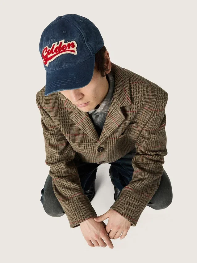 Denimblaue Baseballkappe mit rot-weißem „Golden“-Aufnäher aus Frottee