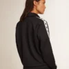 Dunkelblaues Sweatshirt mit Reißverschluss, weißem Streifen und kontrastierenden Sternen