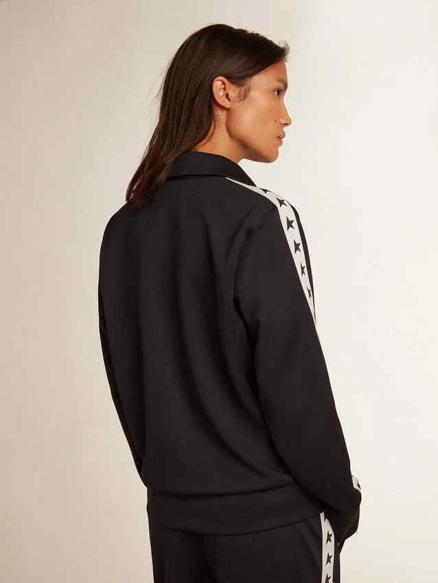 Dunkelblaues Sweatshirt mit Reißverschluss, weißem Streifen und kontrastierenden Sternen