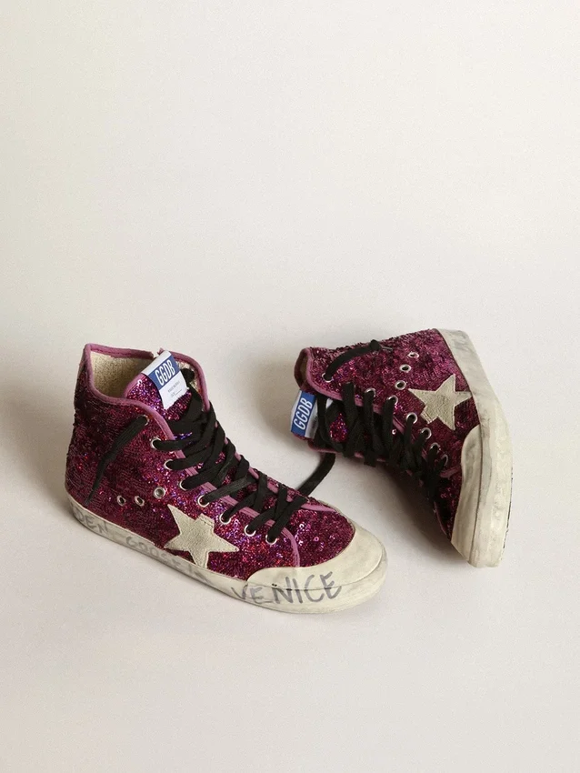Francy-Sneaker mit Pailletten und handgeschriebener Schrift auf der Außensohle