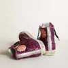 Francy-Sneaker mit Pailletten und handgeschriebener Schrift auf der Außensohle