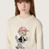 Goldfarbener Mädchenpullover aus weißem Baumwollgarn mit Maskottchen-Stickerei