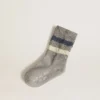 Graue Kindersocken mit Used-Look-Details und abgenutzten weißen und blauen Streifen