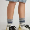 Graue Kindersocken mit Used-Look-Details und abgenutzten weißen und blauen Streifen
