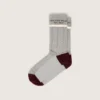 Graue Socken mit Umschlag und burgunderroten sowie cremefarbenen Details