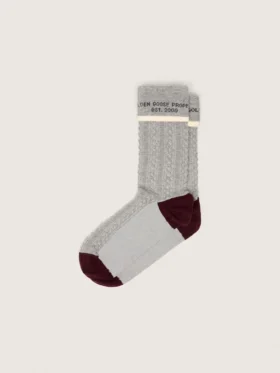 Graue Socken mit Umschlag und burgunderroten sowie cremefarbenen Details