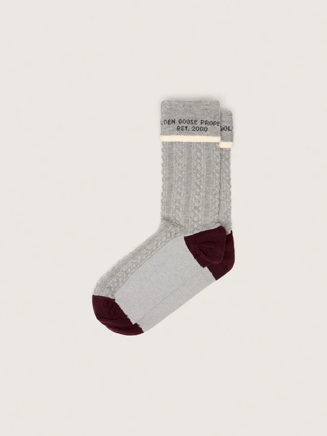 Graue Socken mit Umschlag und burgunderroten sowie cremefarbenen Details