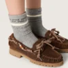 Graue Socken mit Umschlag und burgunderroten sowie cremefarbenen Details