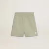 Hellgrüne Shorts mit weißem Stern