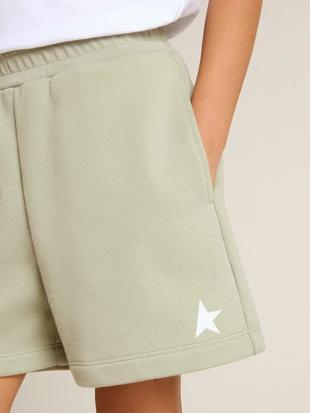 Hellgrüne Shorts mit weißem Stern