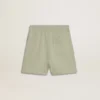 Hellgrüne Shorts mit weißem Stern