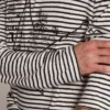 Herren-Hemd mit weißen und blauen Streifen und Stickerei auf der Vorderseite