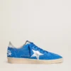 Herren-Modell „Ball Star“ aus hellblauem Wildleder mit Nieten und silbernem Metallic-Lederstern