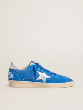 Herren-Modell „Ball Star“ aus hellblauem Wildleder mit Nieten und silbernem Metallic-Lederstern