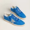 Herren-Modell „Ball Star“ aus hellblauem Wildleder mit Nieten und silbernem Metallic-Lederstern