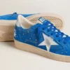 Herren-Modell „Ball Star“ aus hellblauem Wildleder mit Nieten und silbernem Metallic-Lederstern