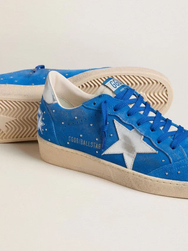 Herren-Modell „Ball Star“ aus hellblauem Wildleder mit Nieten und silbernem Metallic-Lederstern