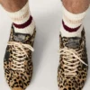 Herren-Modell „Marathon Speed“ aus beigem und schwarzem Ponyfell mit Leopardenmuster und schwarzem Lederstern