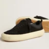 Herren-Schuh „Space-Star Cube“ aus schwarzem Wildleder mit perforiertem Stern