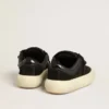 Herren-Schuh „Space-Star Cube“ aus schwarzem Wildleder mit perforiertem Stern