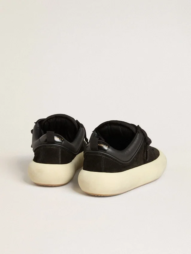 Herren-Schuh „Space-Star Cube“ aus schwarzem Wildleder mit perforiertem Stern