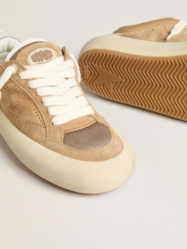 Herren-Schuh „Space-Star Cube“ aus tabakfarbenem Wildleder mit perforiertem Stern